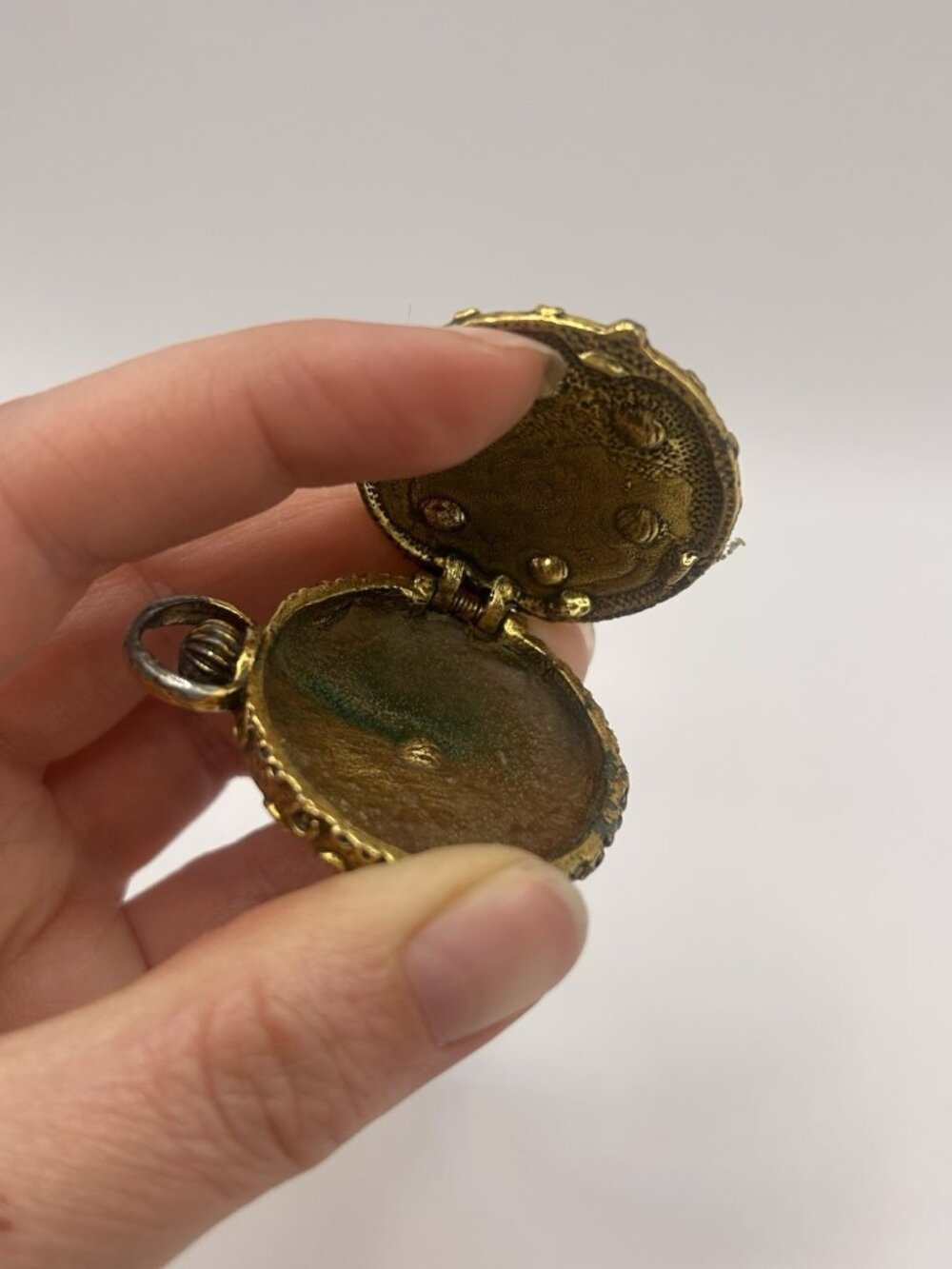 Vintage Mary Chess "Tapestry” Solid Perfume Compact Locket Original tag Cameo - Picture 6 of 16